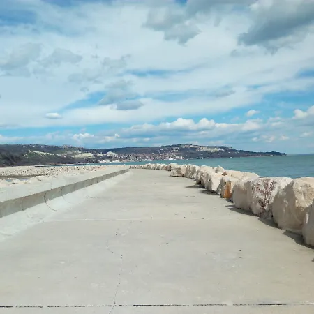Апартамент Marina Sea View Балчик